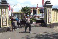 Foto: kondisi polres sumenep saat jurnalis dilarang memasuki acara