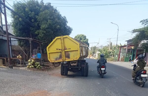 Foto: kendaraan pengangkut sampah yang diduga milik DLH Sumenep 