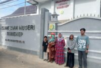 Foto: keluarga korban saat mendatangi Kejari Sumenep