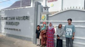 Foto: keluarga korban saat mendatangi Kejari Sumenep