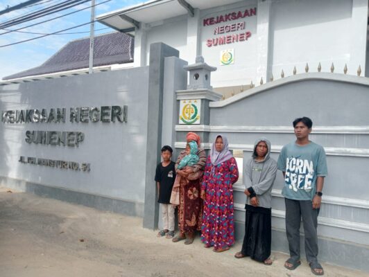 Foto: keluarga korban saat mendatangi Kejari Sumenep