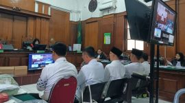 Sidang pembacaan tuntutan para terdakwa kasus tindak pidana korupsi BSPS Sumenep, berlangsung di Pengadilan Tipikor Surabaya. ©detakkota.com