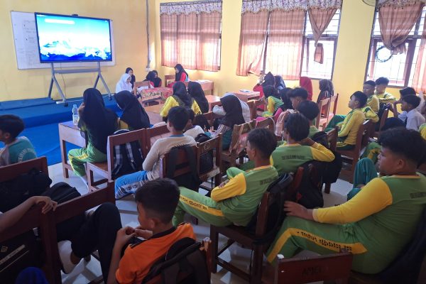 Masa pengenalan lingkungan sekolah tahun ini dikemas berbeda. SMPN 1 Nonggunong fokus menciptakan suasana aman, inklusif, dan menyenangkan. Tujuannya jelas, membentuk karakter positif siswa sejak awal dan membangun budaya belajar yang sehat. ©detakkota.com
