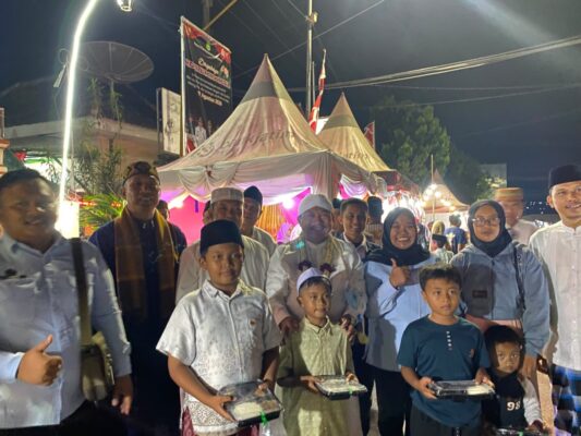 Foto: foto bersama kepala SPPG dan Camat Ganting beserta masyarakat. 