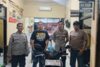 Foto: Anggota Polsek Lenteng bersama BB hasil curian
