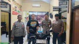 Foto: Anggota Polsek Lenteng bersama BB hasil curian