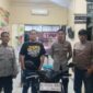 Foto: Anggota Polsek Lenteng bersama BB hasil curian
