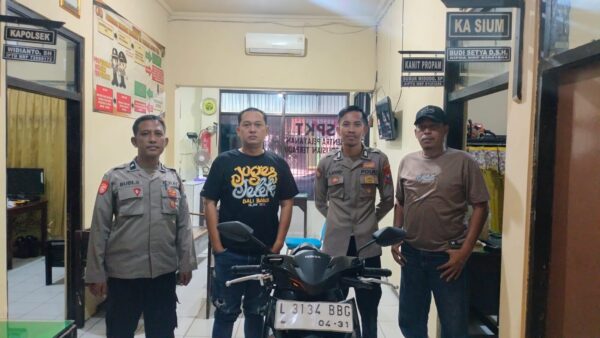 Foto: Anggota Polsek Lenteng bersama BB hasil curian