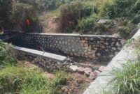 Foto: proyek pemasangan batu pada anak sungai di Desa Cangkreng. 