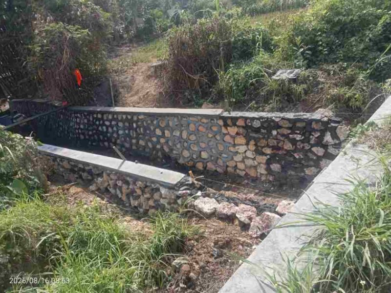 Foto: proyek pemasangan batu pada anak sungai di Desa Cangkreng. 