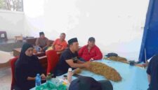 Foto: CEO Haswal Group didampingi istrinya turun langsung membeli tembakau milik petani