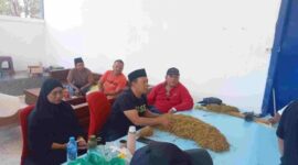 Foto: CEO Haswal Group didampingi istrinya turun langsung membeli tembakau milik petani