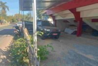 Foto: mobil plat merah yang terparkir di stadion A. Yani sisi utara