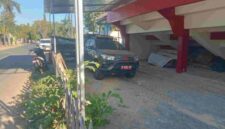 Foto: mobil plat merah yang terparkir di stadion A. Yani sisi utara