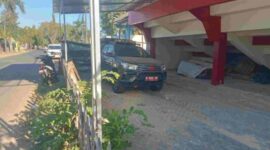 Foto: mobil plat merah yang terparkir di stadion A. Yani sisi utara