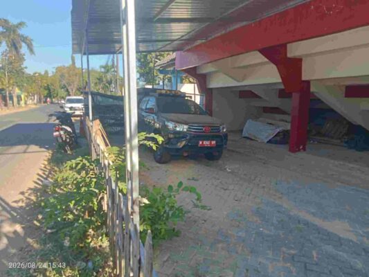 Foto: mobil plat merah yang terparkir di stadion A. Yani sisi utara