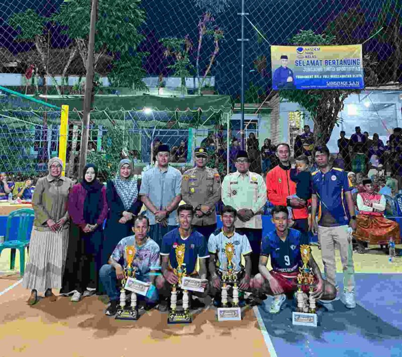 Foto: foto bersama panitia kegiatan bersama tim yang juara. 