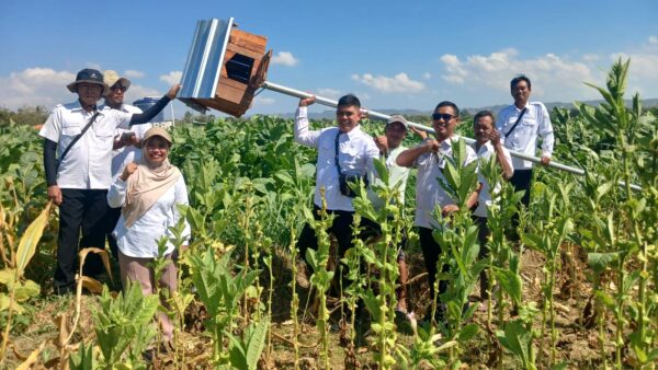 Foto: Kordinator Penyuluh Kecamatan Lenteng pimpin pemasangan RUBUHA di desa Poreh