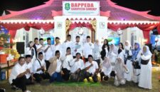 Foto: foto bersama Bupati Sumenep bersama pegawai Bappeda 