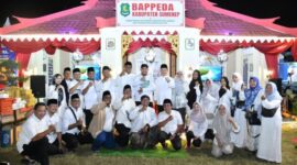 Foto: foto bersama Bupati Sumenep bersama pegawai Bappeda 