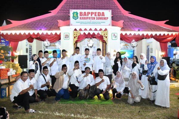 Foto: foto bersama Bupati Sumenep bersama pegawai Bappeda 