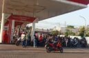 Foto: suasana antrian isi bensin gratis bareng bang ali di Pom bensin Batuan