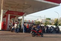 Foto: suasana antrian isi bensin gratis bareng bang ali di Pom bensin Batuan