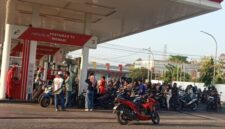 Foto: suasana antrian isi bensin gratis bareng bang ali di Pom bensin Batuan