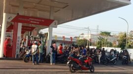 Foto: suasana antrian isi bensin gratis bareng bang ali di Pom bensin Batuan