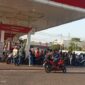 Foto: suasana antrian isi bensin gratis bareng bang ali di Pom bensin Batuan