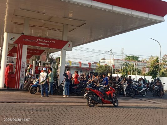 Foto: suasana antrian isi bensin gratis bareng bang ali di Pom bensin Batuan