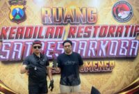 Foto: KBO Satresnarkoba Polresta Sumenep saat memperlihatkan BB narkoba. 
