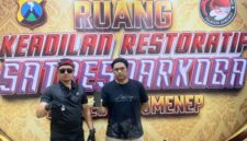 Foto: KBO Satresnarkoba Polresta Sumenep saat memperlihatkan BB narkoba. 