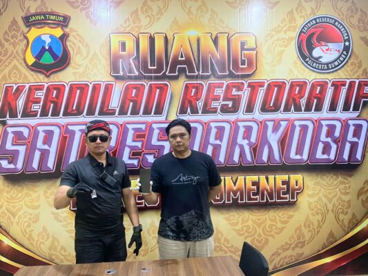 Foto: KBO Satresnarkoba Polresta Sumenep saat memperlihatkan BB narkoba. 