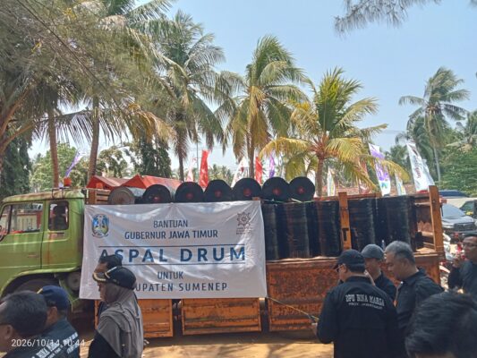 Foto: seremonial bantuan aspal gubernur jatim