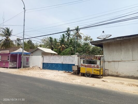 Foto: pintu gerbang SPPG Lenteng Timur 3 tampak tertutup. 