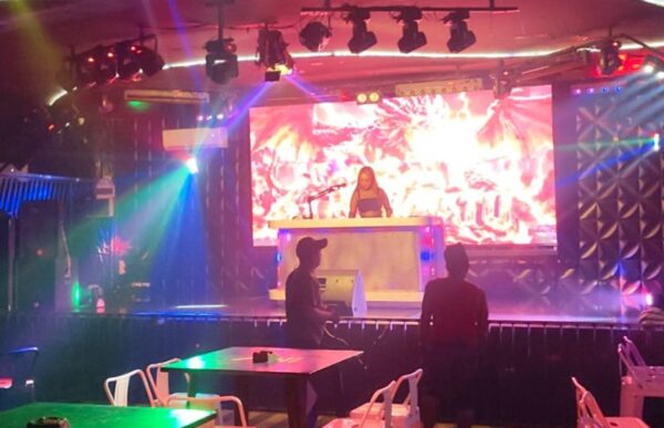 Foto: DJ Nova saat menggoyang Mr. Ball pada jumat malam. 