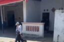 Pelaku digelandang oleh petugas dari Polresta Sumenep. 