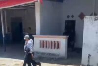 Pelaku digelandang oleh petugas dari Polresta Sumenep. 