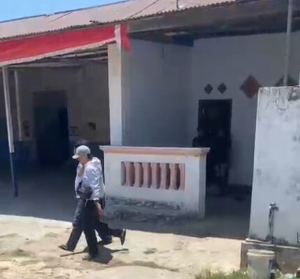 Pelaku digelandang oleh petugas dari Polresta Sumenep. 