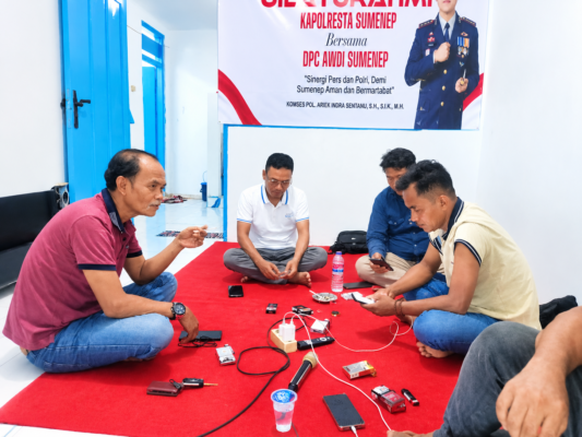 Foto: sejumlah jurnalis dan penasehat AWDI saat membahas kasus 2 kades yang tersandung kasus sabu. 